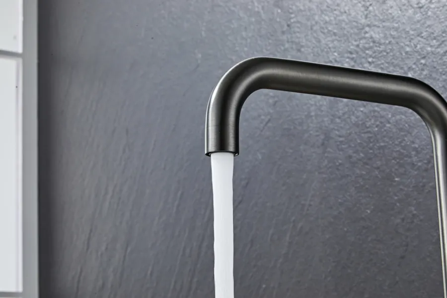 Køkkenarmatur*Køkkenarmatur m/kantet tud gunmetal