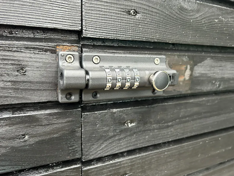 The lock Låsebeslag*Skudrigle med kodelås 120 x 48 mm Sort