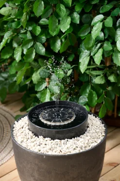 Outfit Sæsonafslutning|Lys & Havedekorationer*Springvand med solceller Ø16,5 cm -